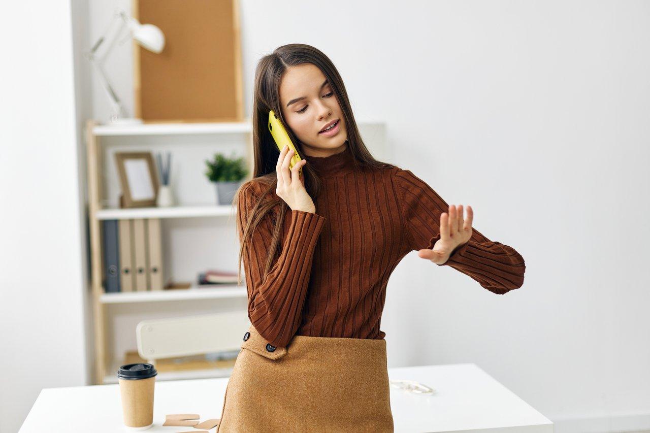 Un enseignant en plein échange téléphonique avec un parent, illustrant la méthode Réconciliations en contexte urbain scolaire.