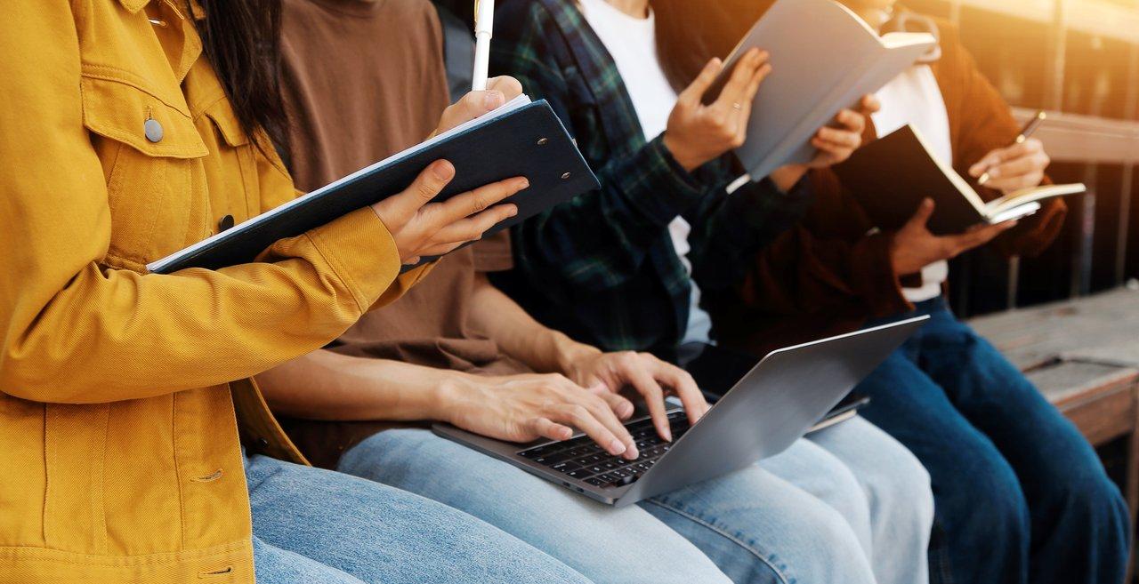 Élèves utilisant des tablettes en classe pour collaborer autour d’un espace numérique, favorisant l’apprentissage numérique.