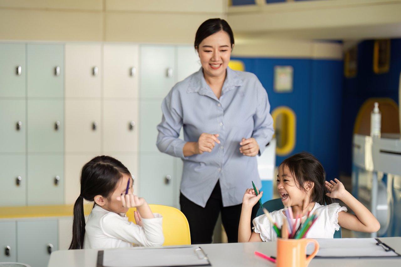 Une conversation bienveillante entre un enseignant et son élève favorise la motivation et le changement.