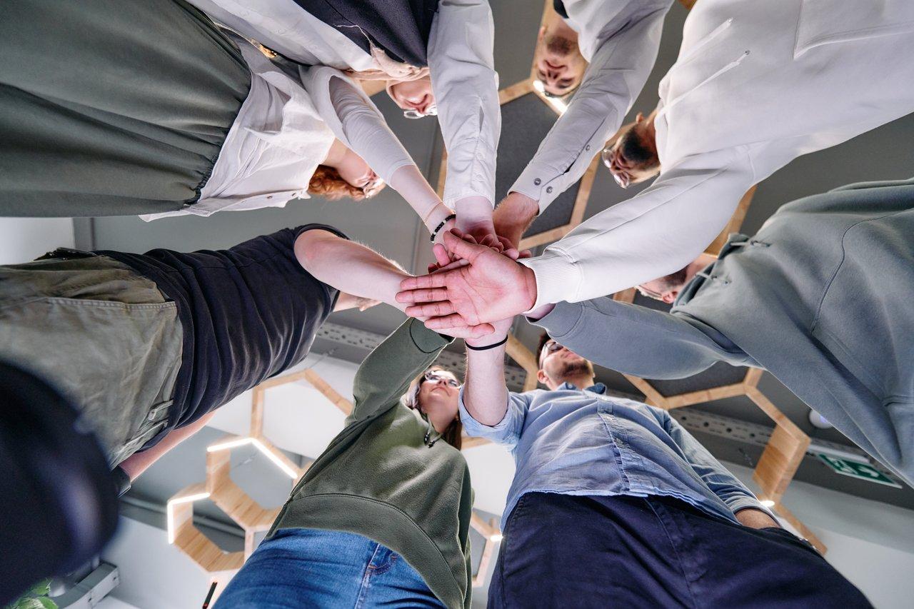 Une équipe de jeunes professionnels illustrant l'importance du travail d'équipe dans le monde professionnel.