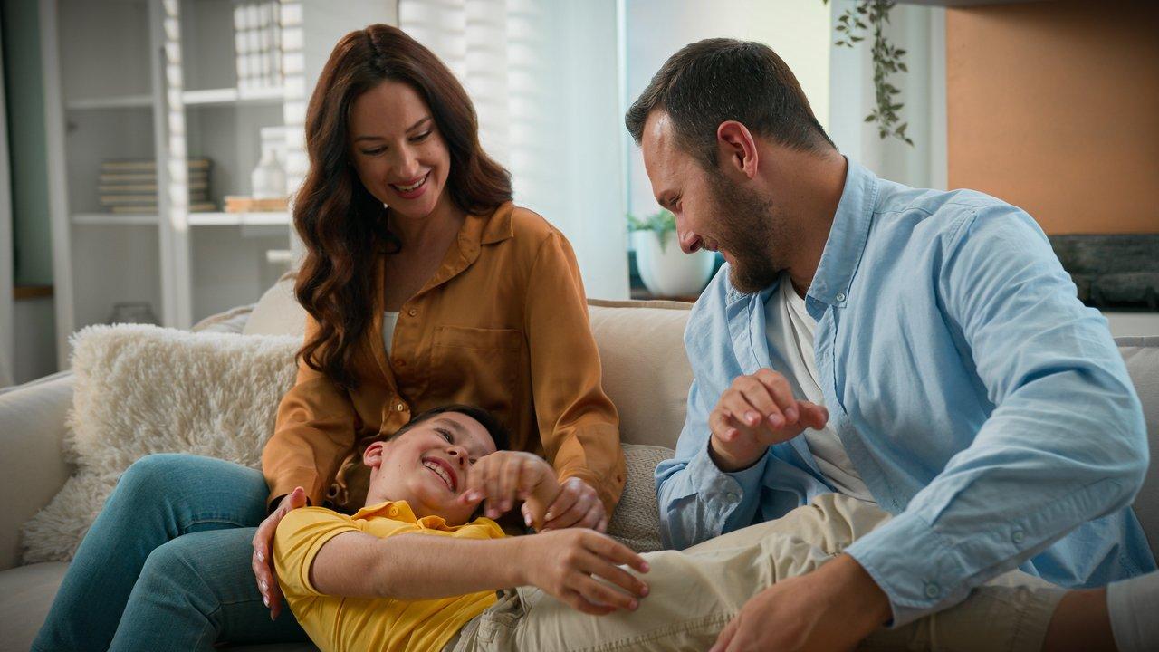 Une interaction bienveillante entre un adulte et un enfant illustrant la socialisation par l’accompagnement affectif.