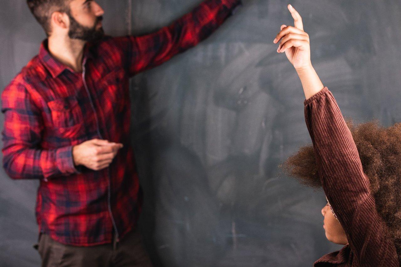 Une interaction positive entre un enseignant et un adolescent favorise le renforcement de l'estime de soi chez les jeunes.