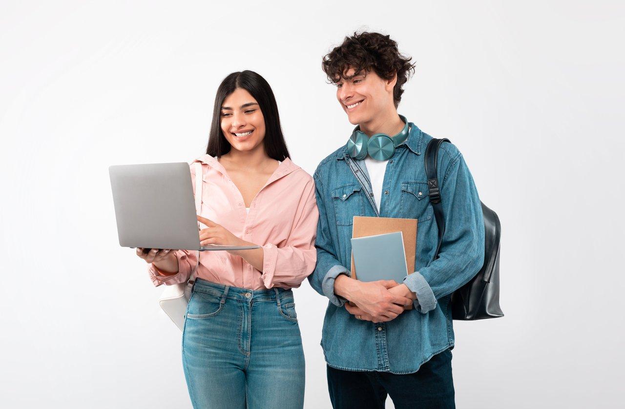 Étudiants et adultes en formation en ligne, illustrant l'apprentissage numérique pour tous les profils.