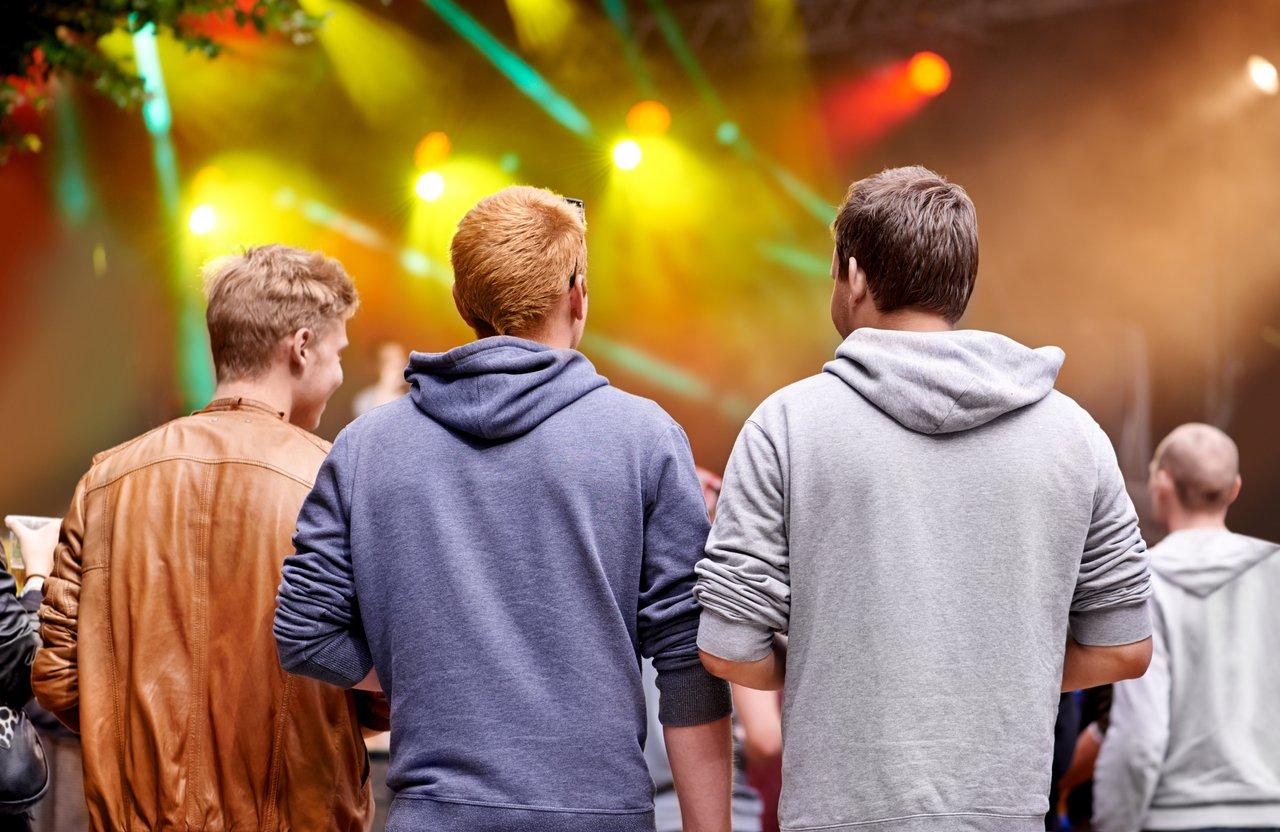 Festival de musique urbaine en plein air, un rendez-vous incontournable pour les jeunes en milieu urbain.