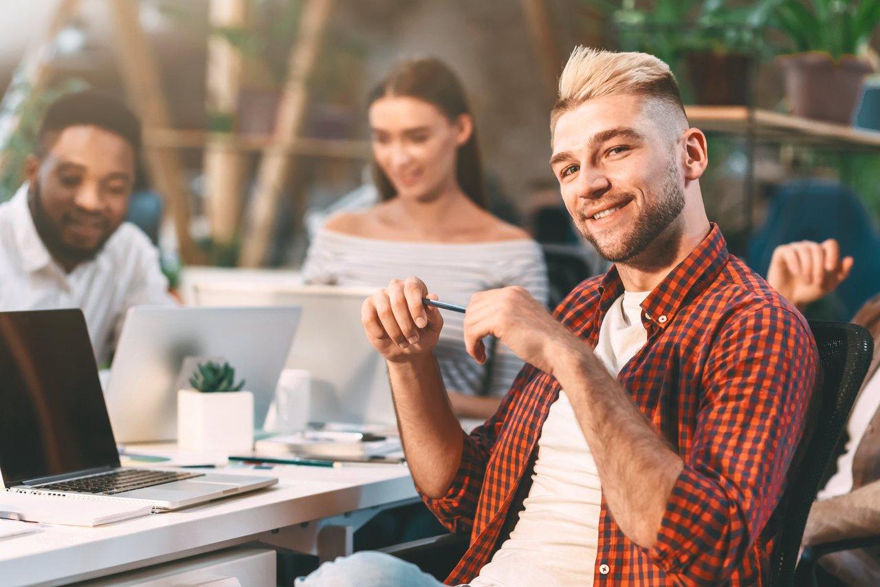 Une jeune professionnelle en télétravail collaborant dans un espace coworking lumineux et moderne.